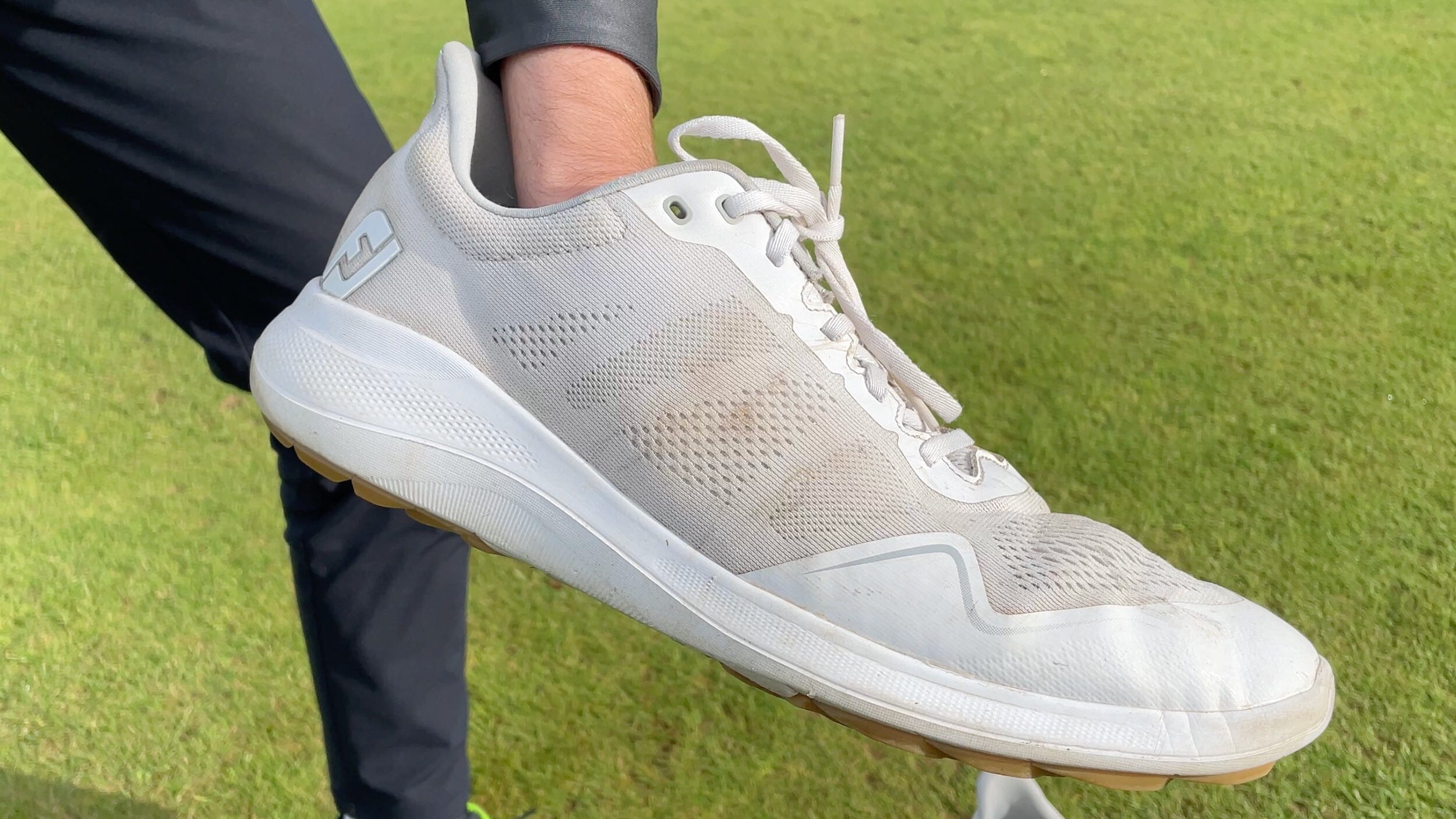Cómo lavar los zapatos de golf: trucos para cuidarlos bien