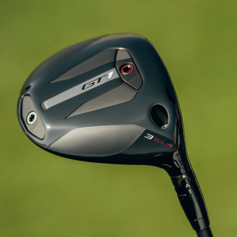 Golfeur homme frappant un bois de parcours depuis le fairway