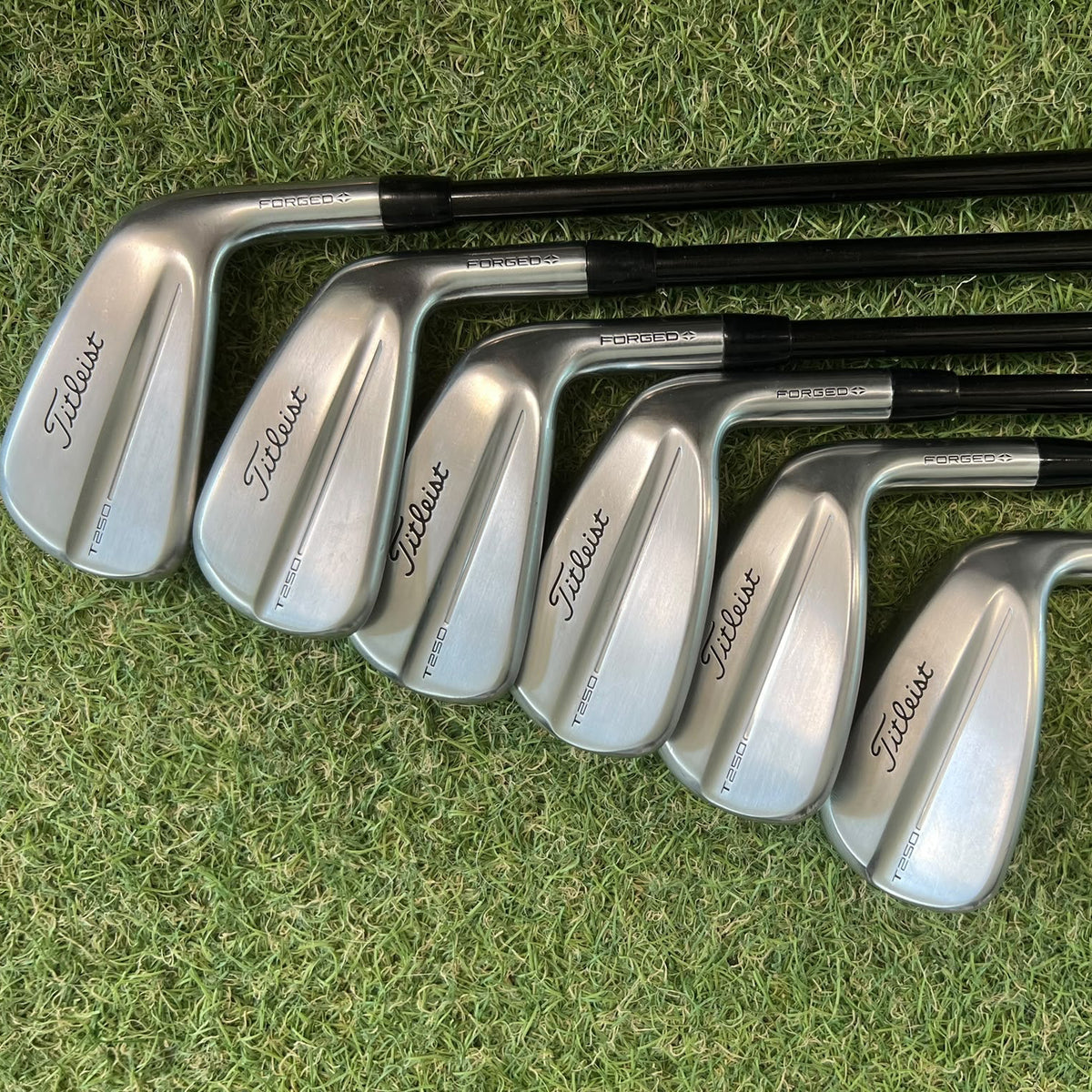 Titleist Série de Fers T250 2025 (club demo occasion) Shaft TOUR AD - GolfCenter.fr